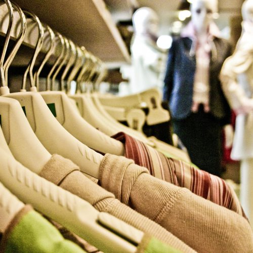 Bluzki damskie w modnych zestawach stylistycznych